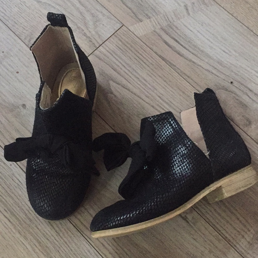 Super cute ! Unique girls black Joyfolie boots